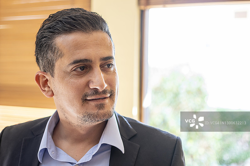 在室内摆姿势的英俊男人图片素材