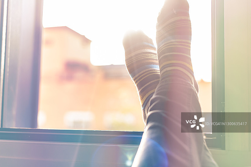 在窗边放松图片素材