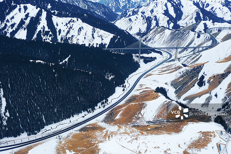 中国新疆维吾尔自治区的果子沟大桥图片素材