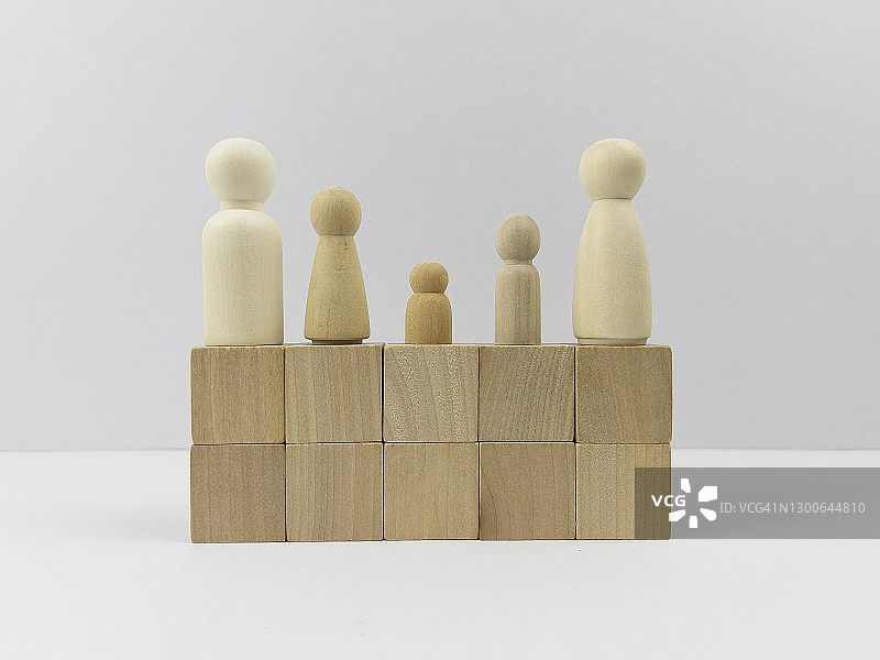 用于商业设计概念和活动的空白立方体形状木制积木玩具与木制人偶，领导力，发展，积木形状，建筑 - 活动，白色背景图片素材
