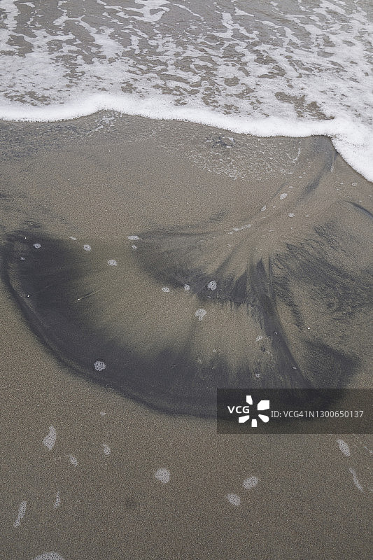 冲上海滩的石油图片素材