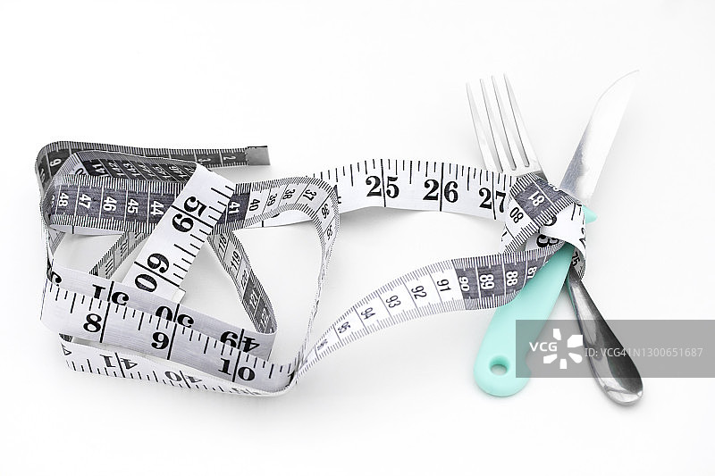 绑在刀叉上的卷尺图片素材