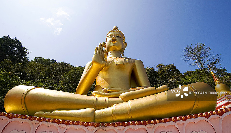 普吉岛金色佛像图片素材