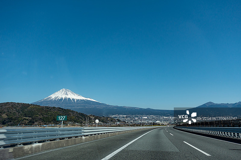 雪顶富士山与日本静冈县的城市公路图片素材