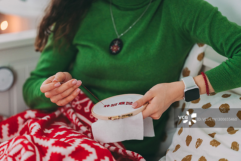 在家刺绣的女人图片素材