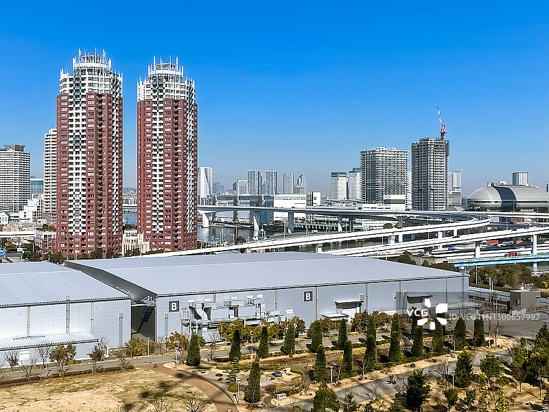东京湾晴空下的东京城市天际线，日本图片素材
