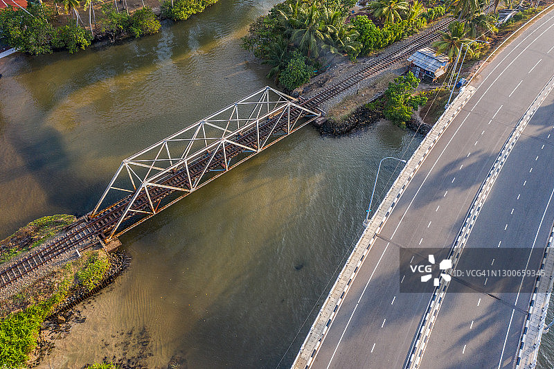 金属铁路桥和沿海公路的无人机航拍图片素材