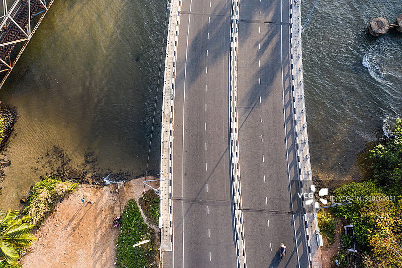 金属铁路桥和沿海公路的无人机航拍图片素材