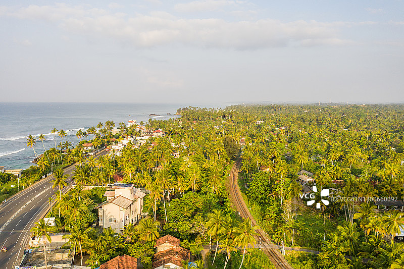 斯里兰卡的沿海公路、热带雨林和铁路轨道，无人机视角图片素材