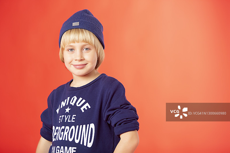 穿着运动装的漂亮男孩图片素材