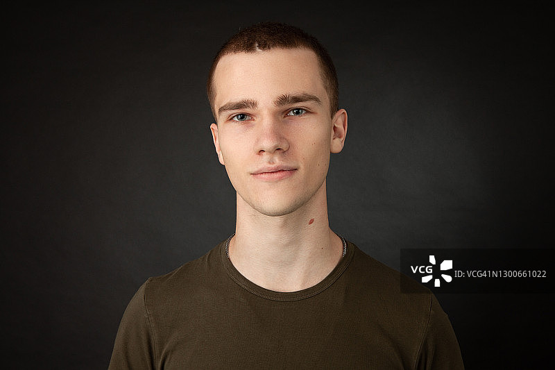 18岁男人的影棚肖像图片素材
