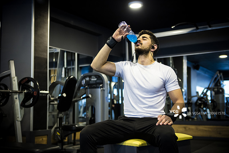 年轻健壮的男人在喝蛋白质饮料图片素材
