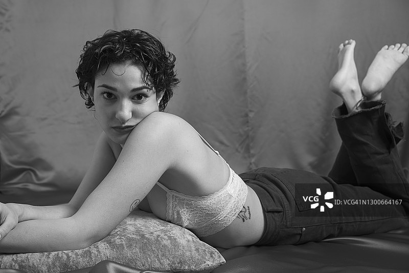 在工作室摆姿势的女人图片素材