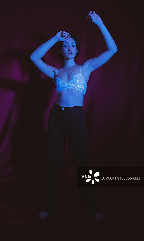 在工作室摆姿势的女人图片素材