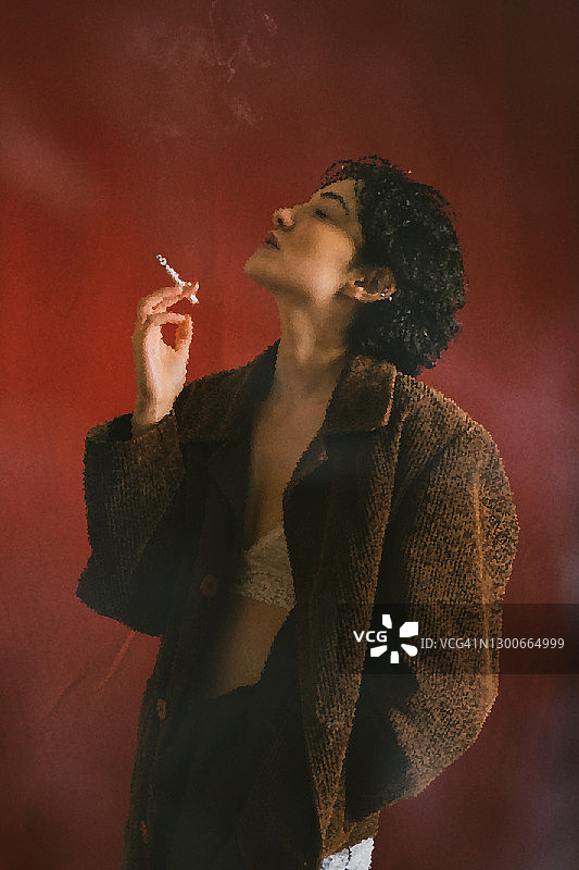 在工作室摆姿势的女人图片素材