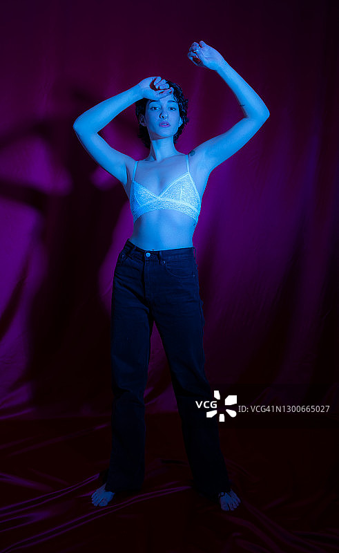 在工作室摆姿势的女人图片素材