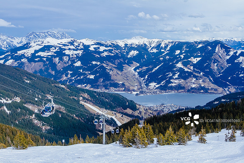 滨湖采尔的两座缆车厢，阿尔卑斯山的冬季景色，奥地利图片素材