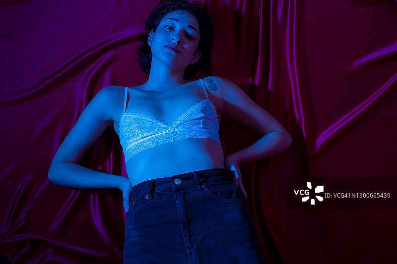 在工作室摆姿势的女人图片素材