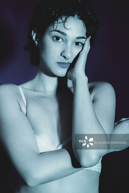 在工作室摆姿势的女人图片素材