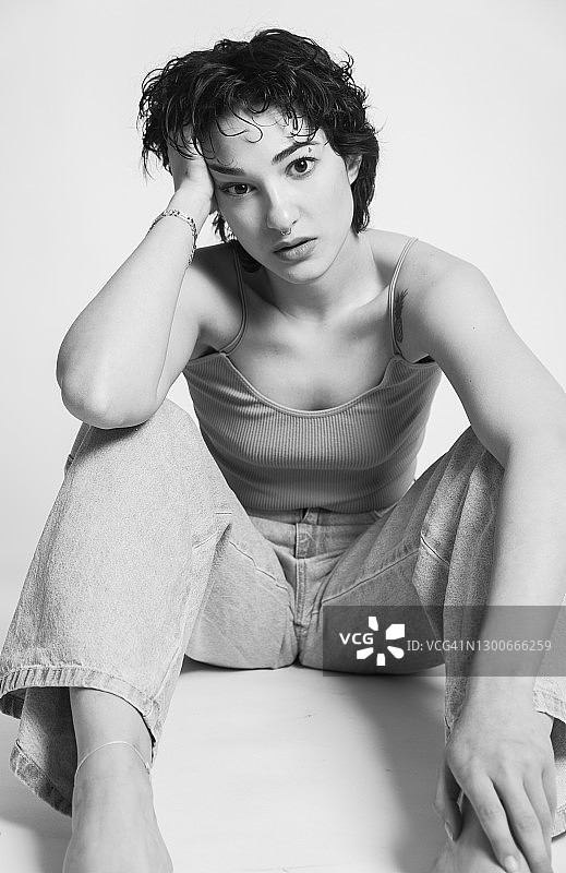 在工作室摆姿势的女人图片素材