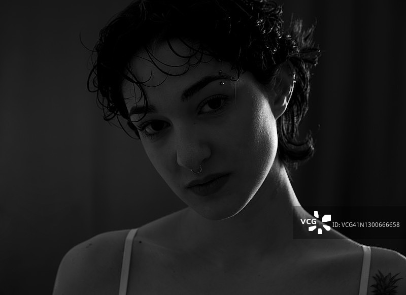 在工作室摆姿势的女人图片素材