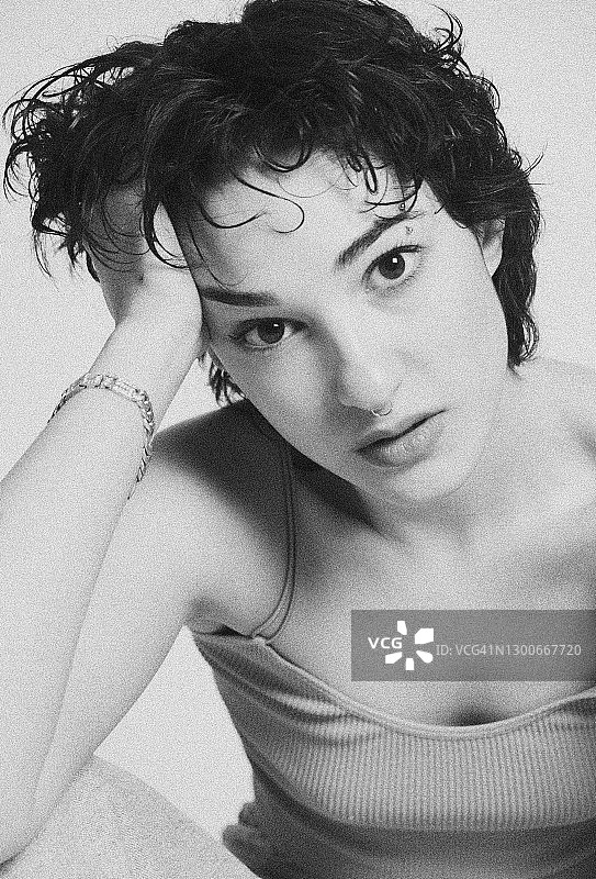 在工作室摆姿势的女人图片素材