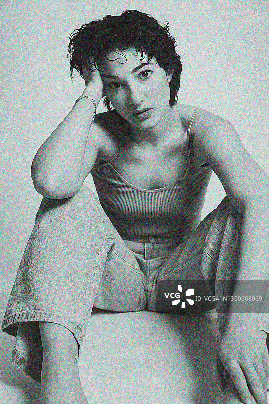 在工作室摆姿势的女人图片素材