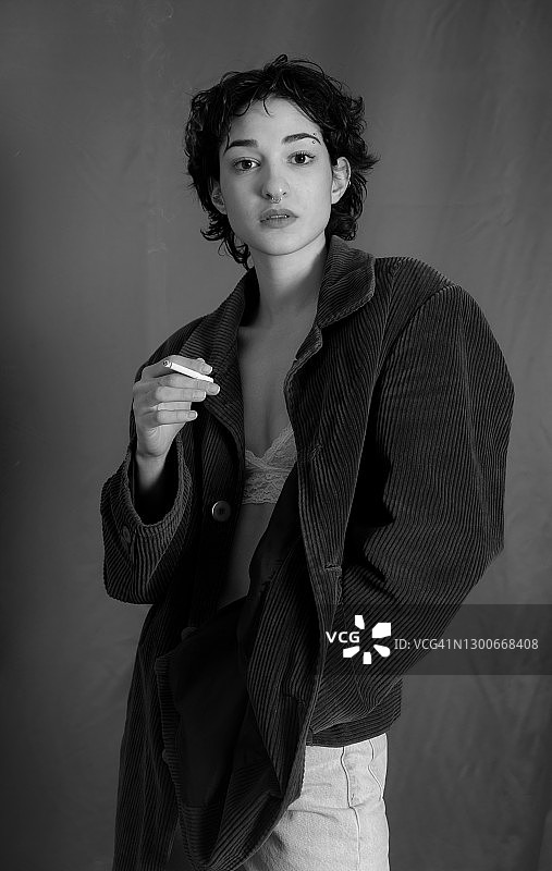 在工作室摆姿势的女人图片素材