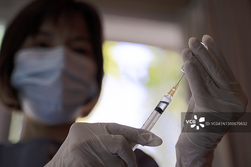 护士在家中为老年人进行体检图片素材