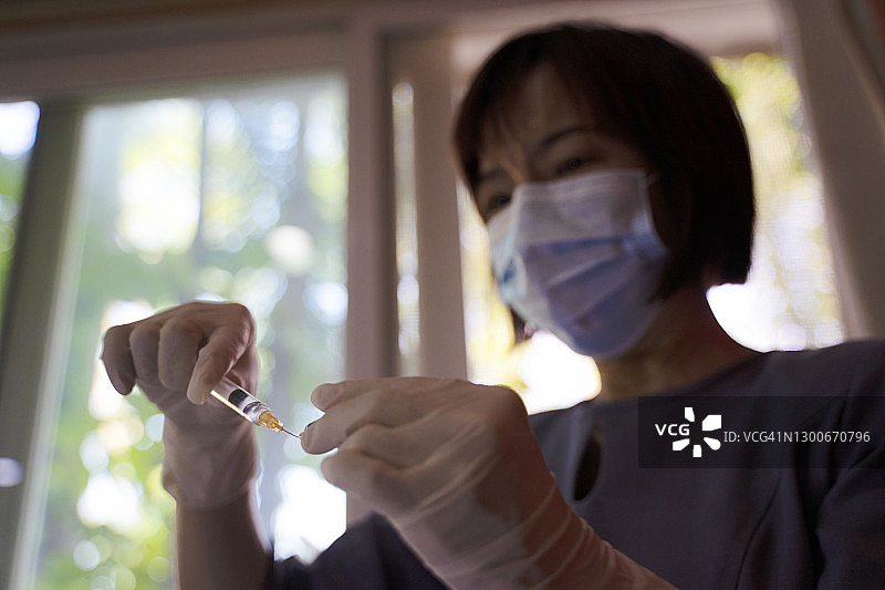 护士在家中为老年人进行体检图片素材