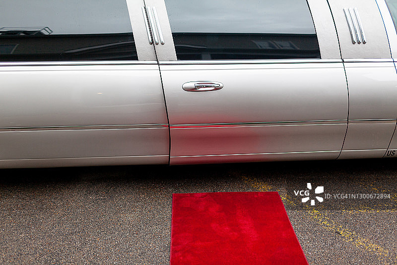 通往豪华轿车门的红地毯图片素材