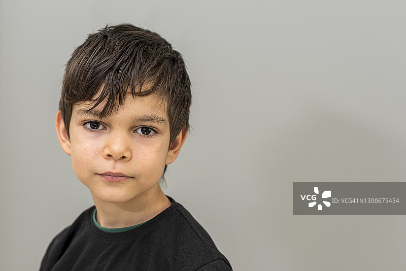 看着镜头的小男孩肖像图片素材