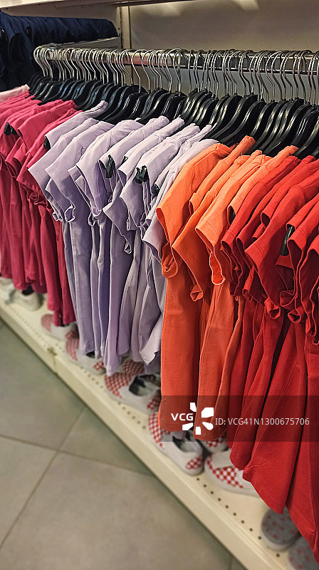 商店衣架上的衣服图片素材