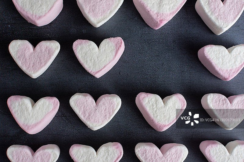 排列成爱心的棉花糖，缺少一个图片素材