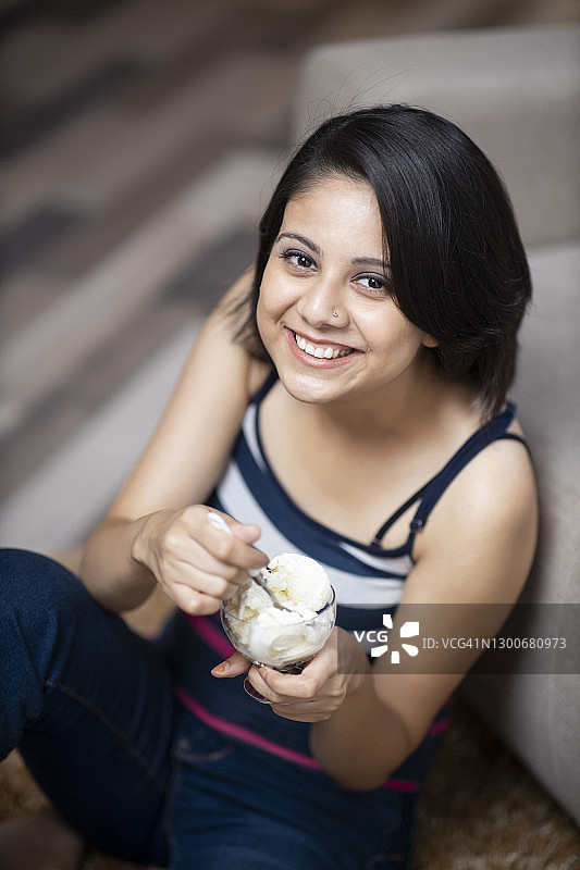 居家美丽的年轻女子，库存照片图片素材