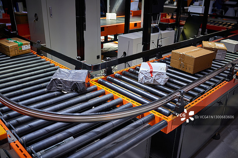 物流工厂传送带上的纸板箱图片素材