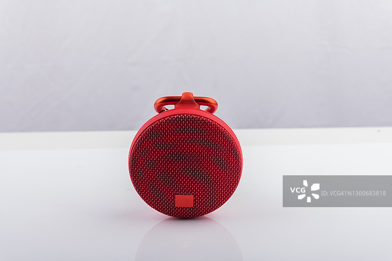 白色背景上的红色无线扬声器图片素材
