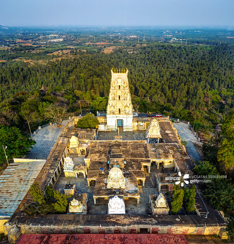 有1000年历史的Markandeshwara寺庙的鸟瞰图图片素材