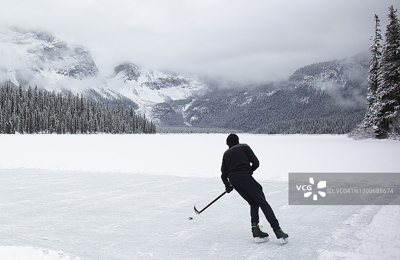 练习冰球的溜冰者图片素材