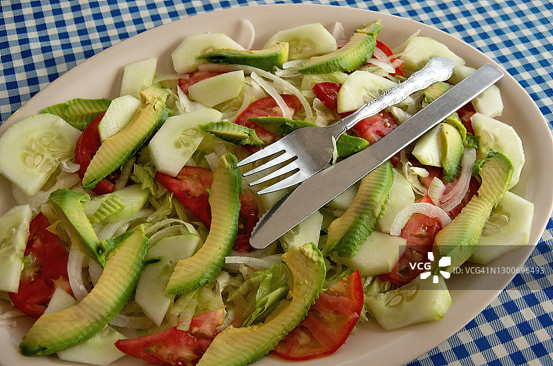鳄梨、黄瓜、番茄、生菜和白洋葱沙拉拼盘图片素材