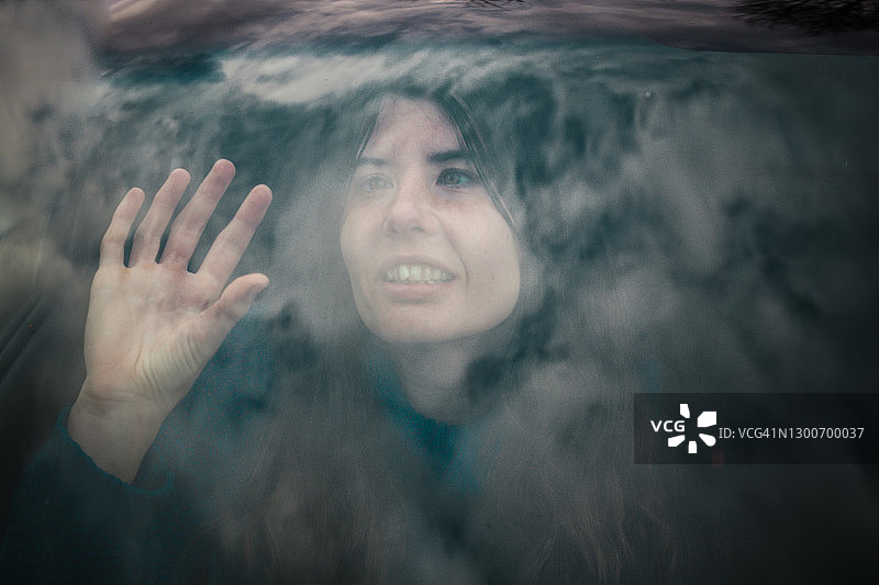 年轻女人面带微笑，望向车窗外图片素材