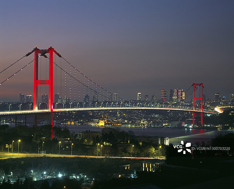 博斯普鲁斯海峡大桥的黄昏图片素材