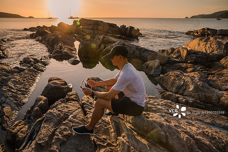 日落时分海边的年轻人图片素材