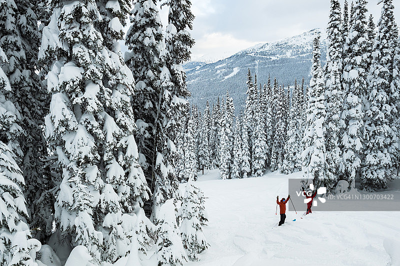朋友们的滑雪假期图片素材