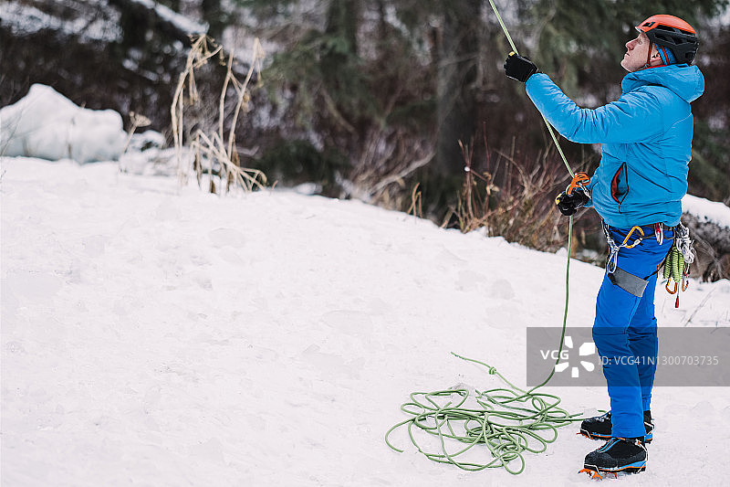 男人站在攀登的底部进行保护图片素材