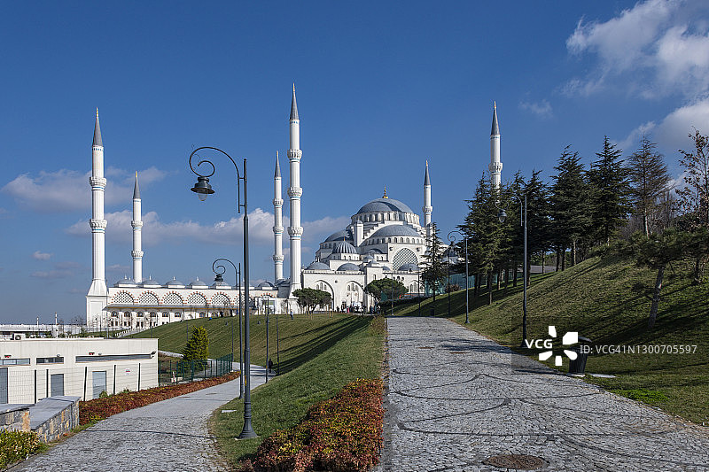 土耳其伊斯坦布尔于斯屈达尔区的大恰米利卡清真寺图片素材