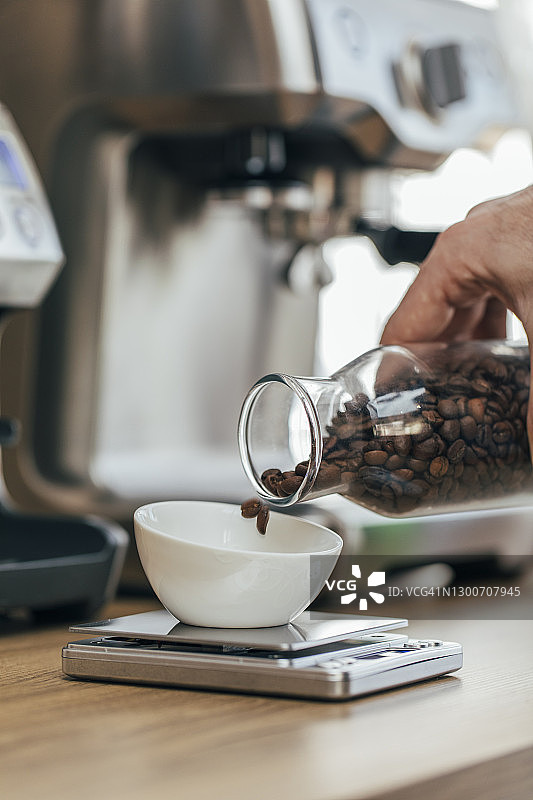 咖啡师称量烘焙咖啡豆图片素材