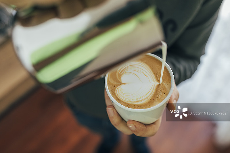 拿铁艺术，奶泡倾倒在咖啡上图片素材