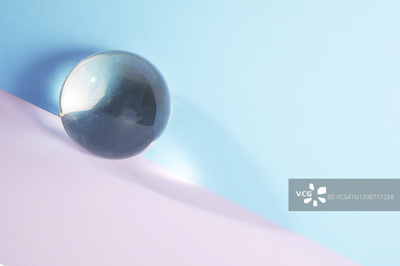 柔和背景上的魔法玻璃球体图片素材