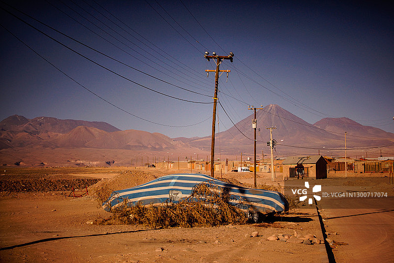 智利圣佩德罗德阿塔卡马街道，背景是利坎卡武尔火山图片素材